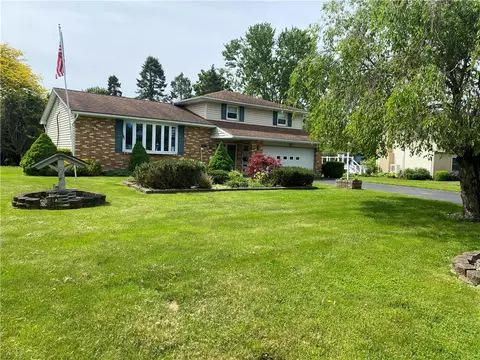 427 Fiesta Rd, Greece, NY 14626