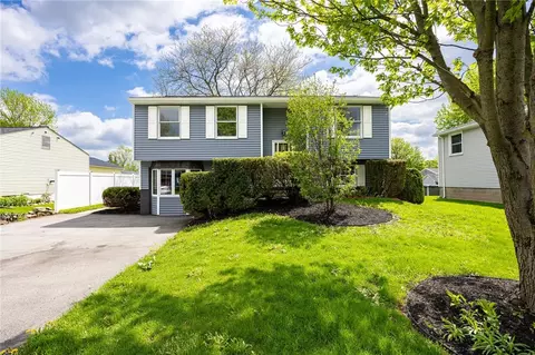 5755 Dalton Dr, Farmington, NY 14425