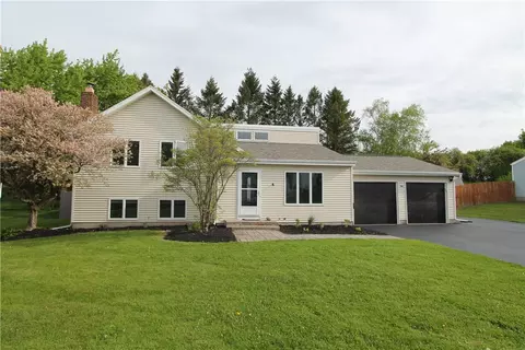 94 Pacer Dr, Henrietta, NY 14467