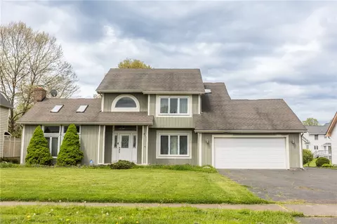 401 Montvale Ln, Greece, NY 14626