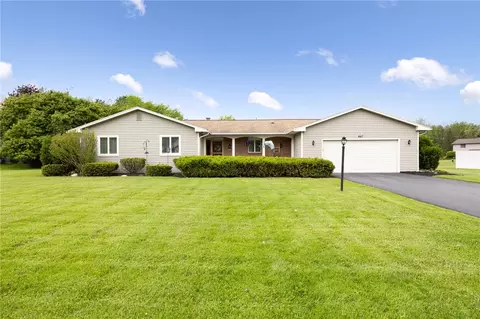 667 Willow Ln, Webster, NY 14580