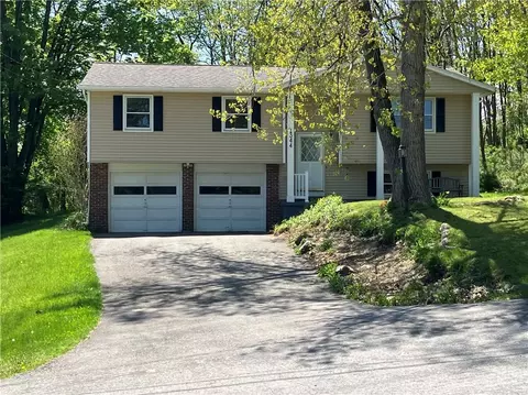 1344 Willowdale Dr, Macedon, NY 14502