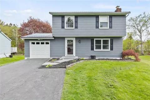 18 Village Trl, Ogden, NY 14559