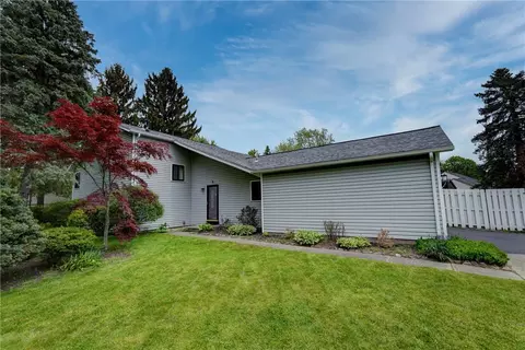 6 Sanders Farm Dr, Penfield, NY 14526