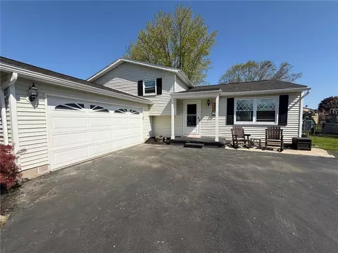 222 Larkins Xing, Greece, NY 14612