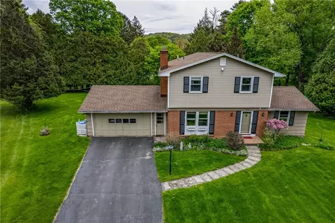 18 Pinehill Dr, Perinton, NY 14534