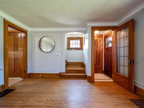 Entry Way - 586 List Ave, Irondequoit, NY 14617 photo 4 of 7