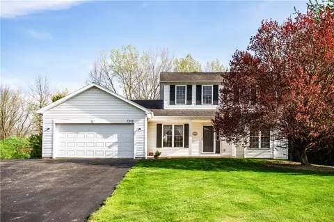 7252 Pear Tree Mdws, Ontario, NY 14519