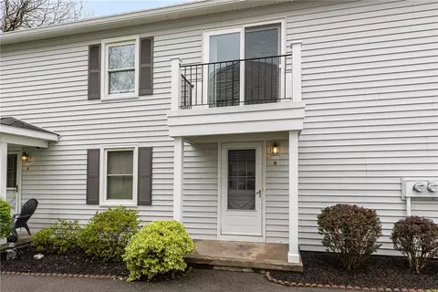 8 Acorn Ln, Perinton, NY 14450