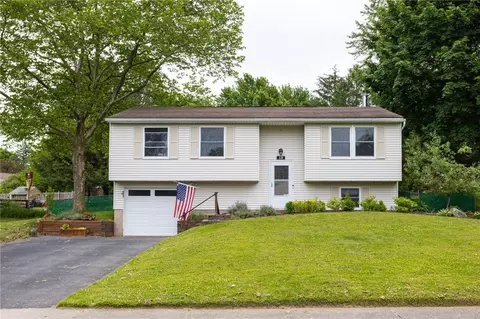 12 Rawhide Dr, West Henrietta, NY 14586