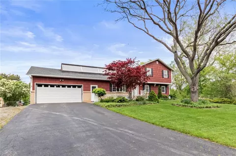 24 Wye Bridge Dr, Greece, NY 14612
