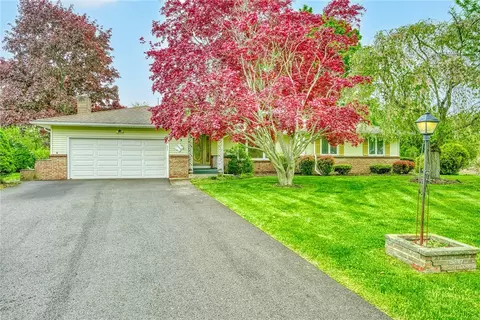703 Shadowwood Ln, Webster, NY 14580