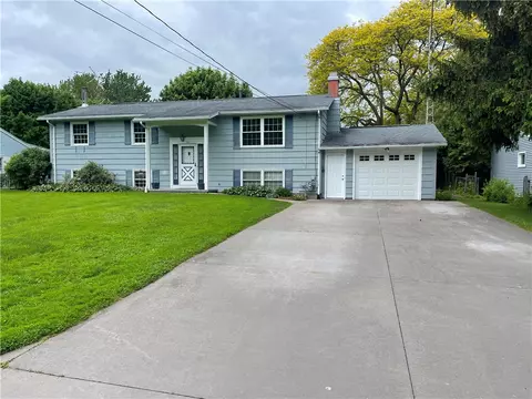 31 Loretta Dr, Parma, NY 14559