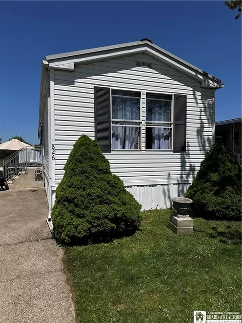 826 Thomas Ln, Evans, NY 14006