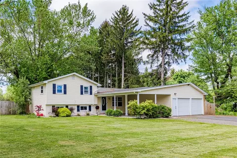2 Vincor Dr, Ogden, NY 14624