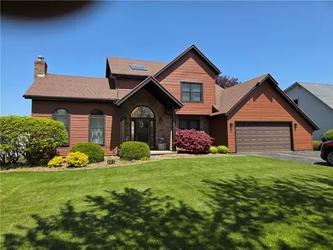 70 Crestway Ln, Greece, NY 14612