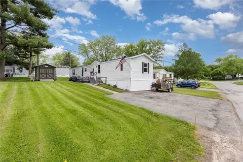 52 Tidd Ave, Farmington, NY 14425