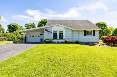 106 Helenwood Rd, Greece, NY 14616