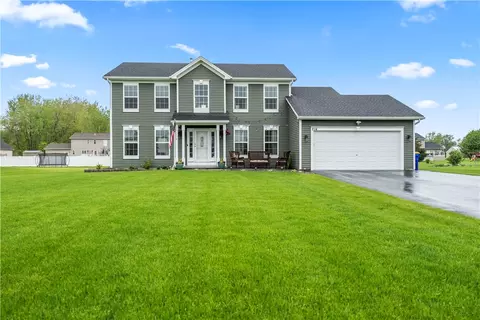 214 Blue Mountain Dr, Parma, NY 14468