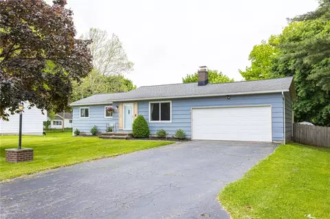 25 Selkirk Dr, Greece, NY 14626