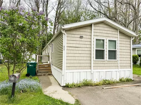 27 Glazer Dr, Panorama, NY 14625