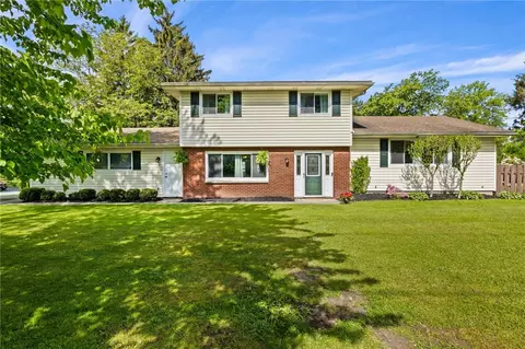 1 Timberline Dr, Penfield, NY 14526