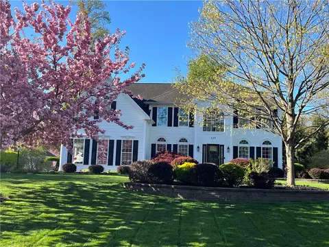 529 Deer Haven Dr, Webster, NY 14580