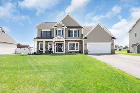 8 Giovanni Ln, Parma, NY 14468