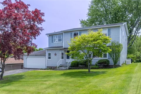 28 Fallingwood Ter, Greece, NY 14612