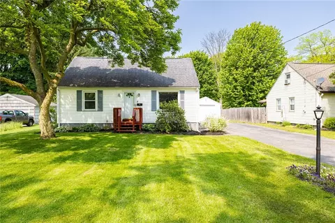 85 Varian Ln, Gates, NY 14624