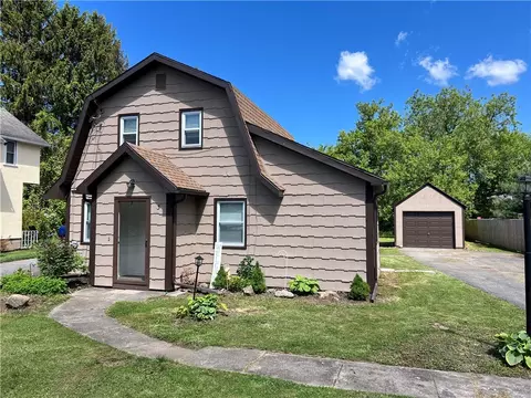 3 Pleasant St, Chili, NY 14514