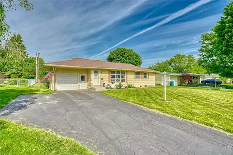 39 Ingram Dr, Gates, NY 14624