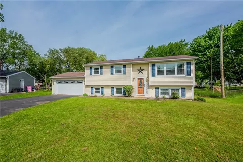 39 Selkirk Dr, Greece, NY 14626