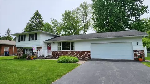 71 Red Rock Rd, Greece, NY 14626