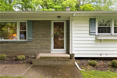 136 Cranbrooke Dr, Irondequoit, NY 14622 photo 4