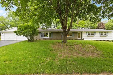 136 Cranbrooke Dr, Irondequoit, NY 14622 photo 3