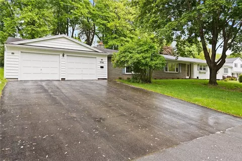 136 Cranbrooke Dr, Irondequoit, NY 14622 photo 2