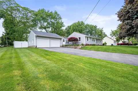 669 Webster Rd, Webster, NY 14580 photo 3