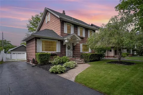 196 Elmcroft Rd, Rochester, NY 14609