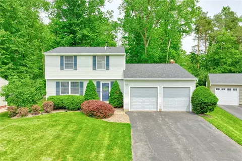 26 Meadowlark Dr, Penfield, NY 14526