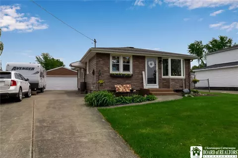 4195 Robin Ln, Hamburg, NY 14075
