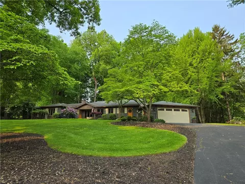 41 Edgewater Ln, Irondequoit, NY 14617