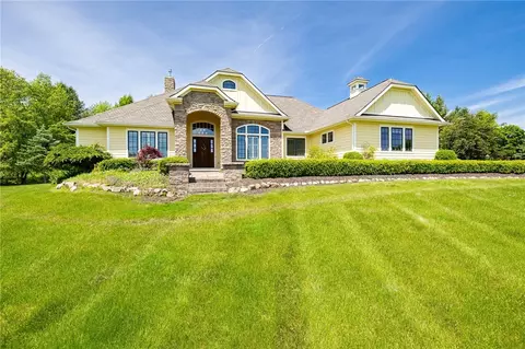 1 Holly Hl, Honeoye Falls, NY 14472