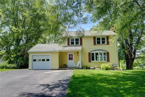 10 Alpine Dr, Webster, NY 14580