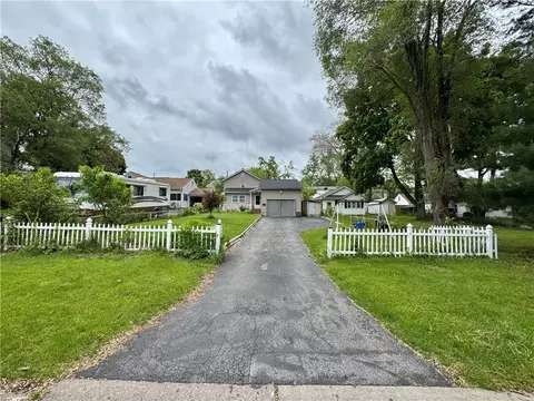 77 Mosley Rd, Greece, NY 14616