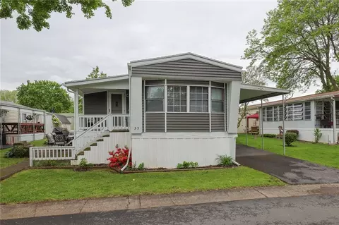 35 Keuka Ln, Manchester, NY 14504