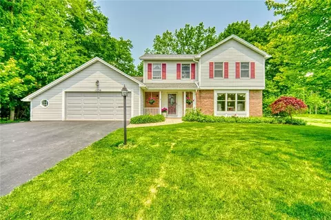 1236 Hardwood Ln, Webster, NY 14580