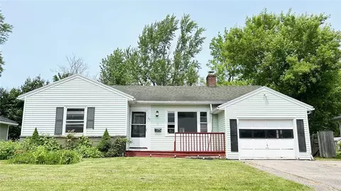 30 Frostholm Dr, Gates, NY 14624