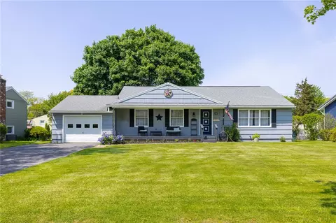 68 Little Tree Ln, Parma, NY 14468