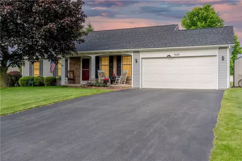 920 Limpet Dr, Webster, NY 14580